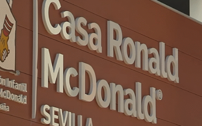 El Colegio de Médicos de Sevilla entrega una placa a la Casa Ronald Mcdonal de Sevilla agradeciendo su labor con los niños trasplantados y sus familias.