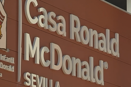 El Colegio de Médicos de Sevilla entrega una placa a la Casa Ronald Mcdonal de Sevilla agradeciendo su labor con los niños trasplantados y sus familias.