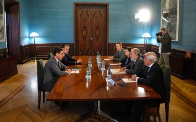 El Consejo Andaluz de Colegios de Médicos traslada al presidente de la Junta de Andalucía la necesidad de dignificar la profesión médica
