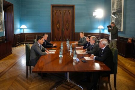 El Consejo Andaluz de Colegios de Médicos traslada al presidente de la Junta de Andalucía la necesidad de dignificar la profesión médica
