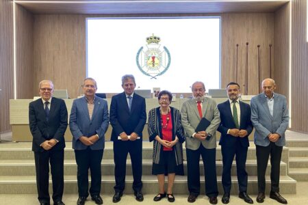 La presidenta de Andex presenta nuevo libro en el Colegio de Médicos de Sevilla con un fin benéfico: «Espero dar luz a todos los que luchan contra el cáncer infantil»