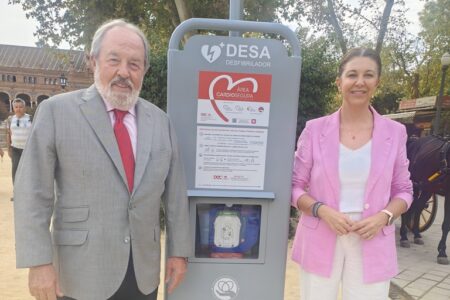 El Colegio de Médicos apoya la iniciativa del Ayuntamiento con la instalación de los primeros desfibriladores en vía pública