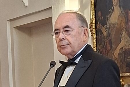 El Profesor Martín Navarro Merino toma posesión como Académico de Número de Pediatría Social en la RAMSE