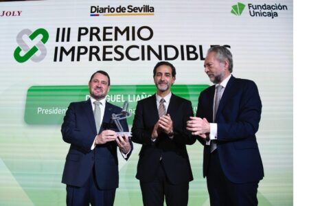 El Colegio de Médicos de Sevilla asiste al acto de entrega de los Premios Imprescindibles