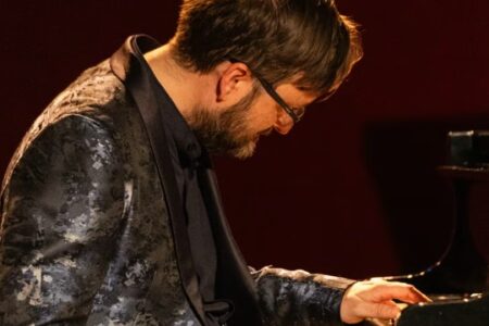 El Pianista de la Mano Izquierda llega al Colegio de Médicos de Sevilla con su concierto de Semana Santa