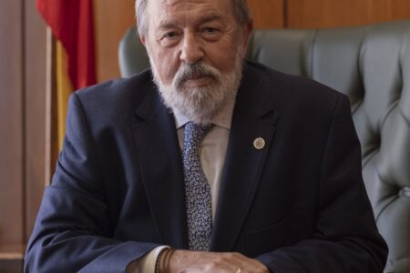 El presidente del Colegio de Médicos de Sevilla, Dr. Alfonso Carmona, recibirá la Medalla de la Ciudad