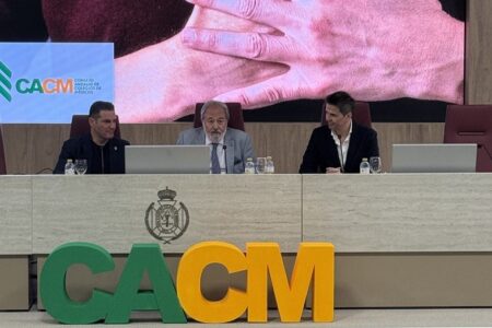 El Consejo Andaluz de Colegios de Médicos lanza la campaña “Tu salud, en las mejores manos: las de tus médicos” para “promover el cuidado de quienes nos curan”