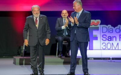 El Ayuntamiento de Sevilla concede la Medalla de la Ciudad al Dr. Alfonso Carmona por su trayectoria en la sanidad sevillana