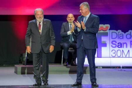 El Ayuntamiento de Sevilla concede la Medalla de la Ciudad al Dr. Alfonso Carmona por su trayectoria en la sanidad sevillana