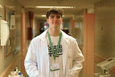 AECC Sevilla busca jóvenes voluntarios para acompañar a pacientes con cáncer en hospitales este verano
