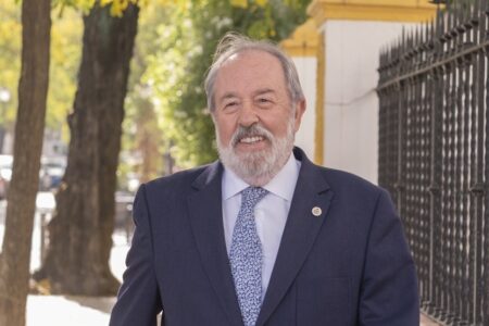El presidente del Colegio de Médicos reclama un Estatuto propio para los médicos y rechaza la homologación automática de títulos extracomunitarios