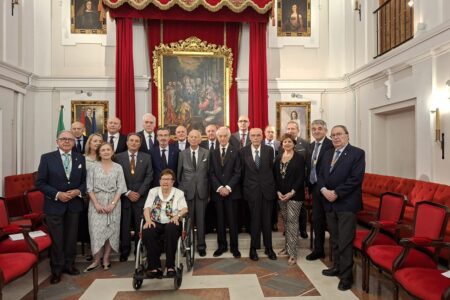 La Fundación Real Academia de Medicina y Cirugía de Sevilla rinde homenaje a María Luisa Guardiola, presidenta honorífica de ANDEX, por su legado en la atención a niños con cáncer y sus familias
